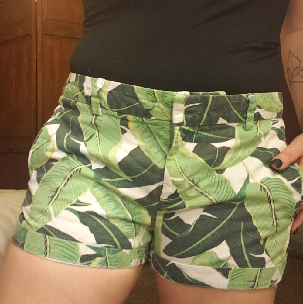 JCPenny Large Leaf Pattern Shorts Size 10